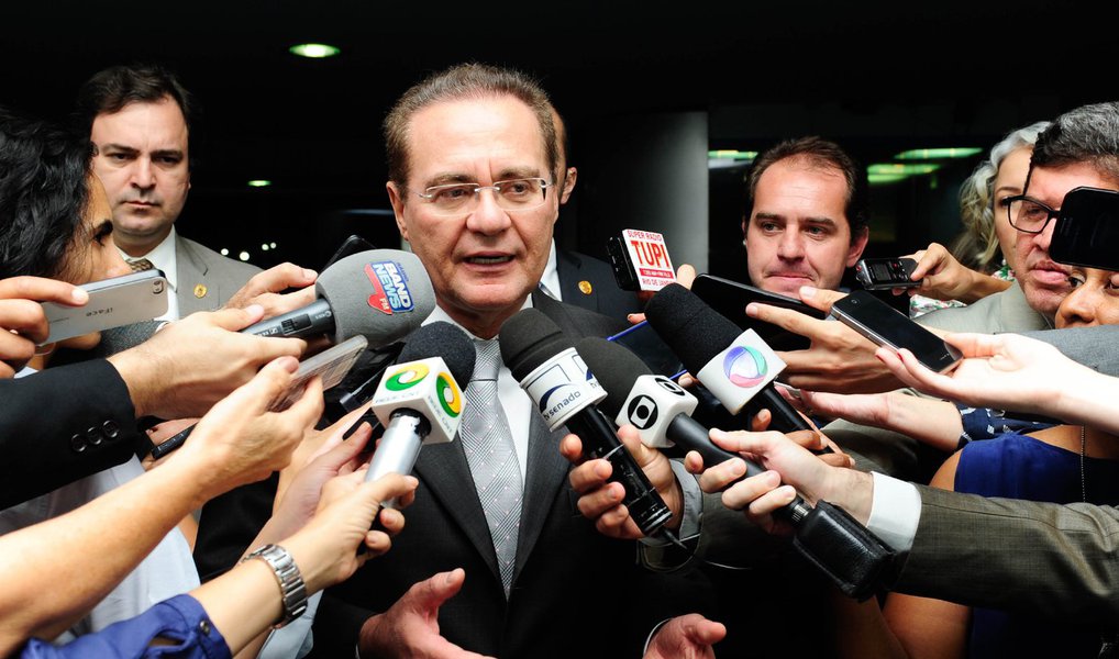 "O inusitado é que estão chegando outros pedidos. Do ponto de vista do Senado, que não faz parte da crise, o Senado é a solução para a crise, vamos ter total responsabilidade com isso e não vamos desbordar de nosso papel constitucional", afirmou o presidente do Senado, Renan Calheiros (PMDB-RJ), sobre o fato de um novo pedido de afastamento do procurador-geral da República ter sido protocolado no Senado ontem à noite; ao todo, já são dez os pedidos de afastamento; quatro foram arquivados (Foto: Aquiles Lins) "O inusitado é que estão chegando outros pedidos. Do ponto de vista do Senado, que não faz parte da crise, o Senado é a solução para a crise, vamos ter total responsabilidade com isso e não vamos desbordar de nosso papel constitucional", afirmou o presidente do Senado, Renan Calheiros (PMDB-RJ), sobre o fato de um novo pedido de afastamento do procurador-geral da República ter sido protocolado no Senado ontem à noite; ao todo, já são dez os pedidos de afastamento; quatro foram arquivados