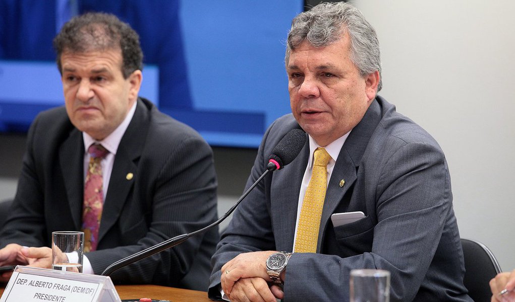 "Não queremos fazer caça a bruxas e não me peçam para participar de chicana. Não vamos fazer política usando a CPI", disse o deputado Alberto Fraga (DEM-DF), eleito por unanimidade nesta quarta-feira 14 presidente da Comissão Parlamentar de Inquérito que vai investigar irregularidades na concessão de benefícios fiscais previstos na Lei Rouanet; ele é um dos autores do pedido que resultou na criação da comissão (Foto: Gisele Federicce) "Não queremos fazer caça a bruxas e não me peçam para participar de chicana. Não vamos fazer política usando a CPI", disse o deputado Alberto Fraga (DEM-DF), eleito por unanimidade nesta quarta-feira 14 presidente da Comissão Parlamentar de Inquérito que vai investigar irregularidades na concessão de benefícios fiscais previstos na Lei Rouanet; ele é um dos autores do pedido que resultou na criação da comissão