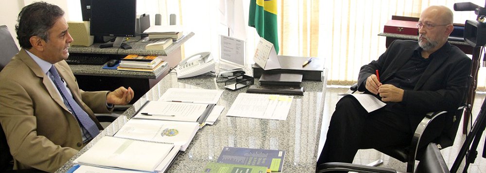 "Em privado, até os companheiros de partido de Aécio avaliam que são remotas as chances de ele conseguir restaurar a biografia até 2018. O nome de Aécio frequenta os lábios de delatores com uma frequência embaraçosa. Foi citado pelo doleiro Alberto Yousseff, pelo senador cassado Delcídio Amaral, pelo ex-deputado mensaleiro Pedro Corrêa e pelo ex-presidente da Transpetro Sérgio Machado", diz o colunista Josias de Souza (Foto: Roberta Namour) "Em privado, até os companheiros de partido de Aécio avaliam que são remotas as chances de ele conseguir restaurar a biografia até 2018. O nome de Aécio frequenta os lábios de delatores com uma frequência embaraçosa. Foi citado pelo doleiro Alberto Yousseff, pelo senador cassado Delcídio Amaral, pelo ex-deputado mensaleiro Pedro Corrêa e pelo ex-presidente da Transpetro Sérgio Machado", diz o colunista Josias de Souza