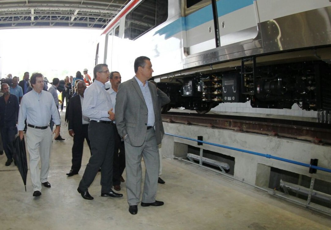 Ao inaugurar o Centro de Controle Operacional do Metrô, nesta terça-feira, o governador Rui Costa responsabilizou a prefeitura de Salvador pelo atraso na Linha 2, segundo ele, pela demora na liberação de alvarás na região da estação rodoviária e do bairro Pernambués, na Avenida Paralela; "O ponto crítico é a rodoviária, que ali é prioritário para recuperar o atraso. Segundo, é a Estação Pernambués, próximo ao Shopping Salvador, que em função do alvará a obra está fora do calendário", disse Rui; ele garantiu, contudo, que toda a Linha 2 deve estar em funcionamento já em 2017, chegando até o aeroporto (Foto: Romulo Faro) Ao inaugurar o Centro de Controle Operacional do Metrô, nesta terça-feira, o governador Rui Costa responsabilizou a prefeitura de Salvador pelo atraso na Linha 2, segundo ele, pela demora na liberação de alvarás na região da estação rodoviária e do bairro Pernambués, na Avenida Paralela; "O ponto crítico é a rodoviária, que ali é prioritário para recuperar o atraso. Segundo, é a Estação Pernambués, próximo ao Shopping Salvador, que em função do alvará a obra está fora do calendário", disse Rui; ele garantiu, contudo, que toda a Linha 2 deve estar em funcionamento já em 2017, chegando até o aeroporto