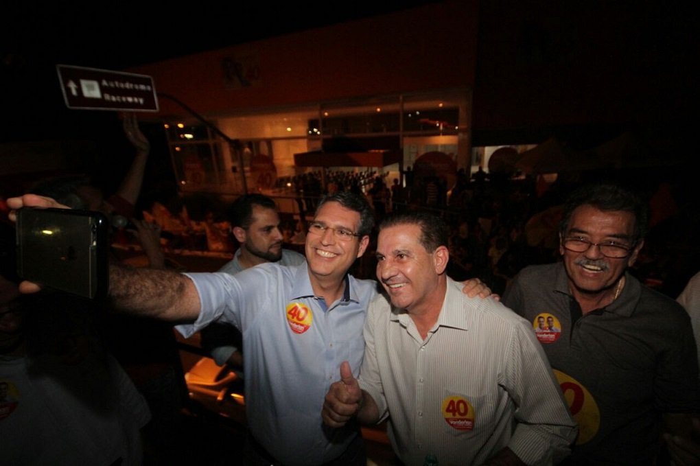Candidato a prefeito de Goiânia pelo PSB, Vanderlan Cardoso, participou, junto a deputados estaduais e lideranças políticas, de adesivaço na noite desta segunda-feira, 10, em seu comitê central; para Vanderlan, a cidade foi administrada com "política raivosa" nos últimos 16 anos, por meio de brigas partidárias entre Estado e município; "Vamos resgatar nosso município deste atraso no qual ele se encontra"; "Queremos que Goiânia volte a sorrir, que seja uma cidade bonita e alegre, como foi durante a administração de Nion Albernaz. Queremos que ela garanta oportunidades a todos os cidadãos" (Foto: José Barbacena) Candidato a prefeito de Goiânia pelo PSB, Vanderlan Cardoso, participou, junto a deputados estaduais e lideranças políticas, de adesivaço na noite desta segunda-feira, 10, em seu comitê central; para Vanderlan, a cidade foi administrada com "política raivosa" nos últimos 16 anos, por meio de brigas partidárias entre Estado e município; "Vamos resgatar nosso município deste atraso no qual ele se encontra"; "Queremos que Goiânia volte a sorrir, que seja uma cidade bonita e alegre, como foi durante a administração de Nion Albernaz. Queremos que ela garanta oportunidades a todos os cidadãos"