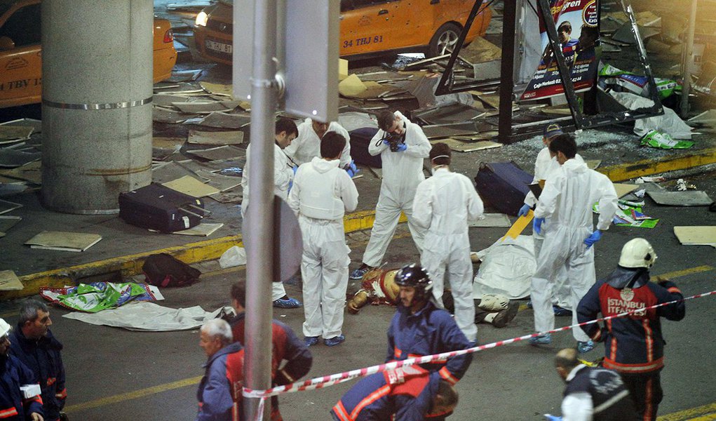 Os homens identificados são Rakim Bulgarov e Vadim Osmanov, sendo que o nome deste último já havia circulado ontem pelos jornais turcos como a pessoa que, um mês antes do ataque ao aeroporto de Ataturk, em Istambul, tinha alugado um apartamento no bairro histórico de Fatih para ser usado como centro de comando dos terroristas (Foto: Gisele Federicce) Os homens identificados são Rakim Bulgarov e Vadim Osmanov, sendo que o nome deste último já havia circulado ontem pelos jornais turcos como a pessoa que, um mês antes do ataque ao aeroporto de Ataturk, em Istambul, tinha alugado um apartamento no bairro histórico de Fatih para ser usado como centro de comando dos terroristas