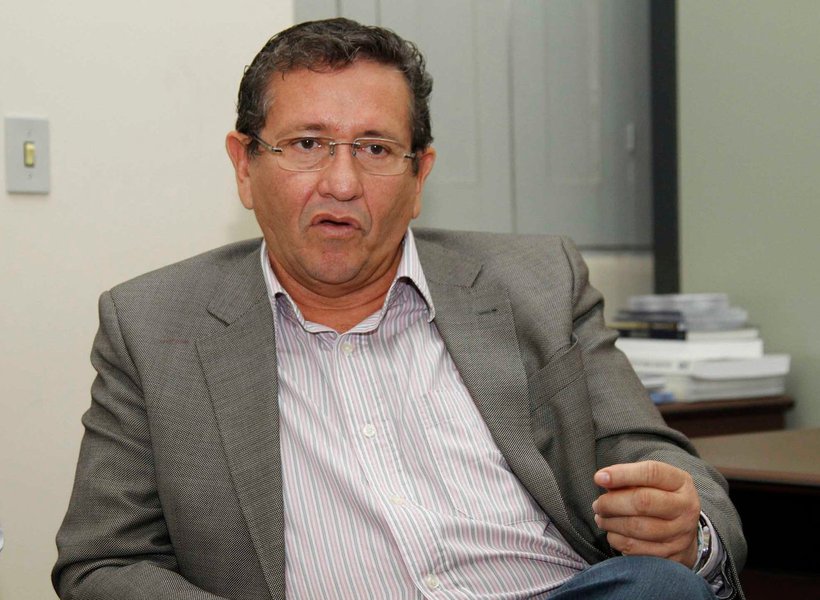 Em nota à imprensa nesta tarde, a defesa do deputado federal e candidato derrotado á prefeitura de Camaçari Luiz Caetano (PT) diz que "ao contrário do que tem sido noticiado em alguns veículos de comunicação", ele não está inelegível; um dos processos envolvendo o parlamentar foi julgado ontem (11) pelo Tribunal de Justiça da Bahia, que rejeitou os recursos apresentados por sua defesa e decidiu pela condenação; os advogados de Caetano dizem que vão entrar com recurso no TJ-BA, e que se a decisão for mantida, vai ao Superior Tribunal de Justiça (Foto: Romulo Faro) Em nota à imprensa nesta tarde, a defesa do deputado federal e candidato derrotado á prefeitura de Camaçari Luiz Caetano (PT) diz que "ao contrário do que tem sido noticiado em alguns veículos de comunicação", ele não está inelegível; um dos processos envolvendo o parlamentar foi julgado ontem (11) pelo Tribunal de Justiça da Bahia, que rejeitou os recursos apresentados por sua defesa e decidiu pela condenação; os advogados de Caetano dizem que vão entrar com recurso no TJ-BA, e que se a decisão for mantida, vai ao Superior Tribunal de Justiça