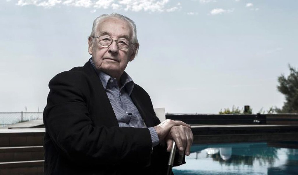 Diretor de cinema Andrzej Wajda, conhecido principalmente por retratar a luta por democracia na Polônia durante meio século de governo comunista, morreu aos 90 anos de idade; Wajda conquistou aclamação internacional por "Homem de Ferro" (1981), que conta a história do movimento anticomunista Solidariedade, e por seu antecessor subversivo, "Homem de Mármore" (1977); em 2000, ele recebeu um Oscar honorário em reconhecimento às suas cinco décadas de trabalho, tornando-se o primeiro diretor do leste europeu a ser homenageado com essa honrari (Foto: Paulo Emílio) Diretor de cinema Andrzej Wajda, conhecido principalmente por retratar a luta por democracia na Polônia durante meio século de governo comunista, morreu aos 90 anos de idade; Wajda conquistou aclamação internacional por "Homem de Ferro" (1981), que conta a história do movimento anticomunista Solidariedade, e por seu antecessor subversivo, "Homem de Mármore" (1977); em 2000, ele recebeu um Oscar honorário em reconhecimento às suas cinco décadas de trabalho, tornando-se o primeiro diretor do leste europeu a ser homenageado com essa honrari