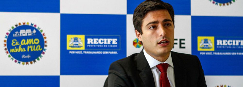 Secretário de Turismo e Lazer do Recife, Camilo Simões, foi encontrado morto na casa de familiares, na Zona Sul do Recife; aos 31 anos, ele havia assumido a pasta há dois anos, após a saída de Felipe Carreras do cargo e no momento estava atuando como coordenador da campanha pela reeleição do atual prefeito Geraldo Julio (PSB); supeita é que ele tenha sido vítima de um infarto; velório está marcado para esta segunda-feira (17) no Cemitério Morada da Paz, em Paulista, Região Metropolitana do Recife (Foto: Paulo Emílio) Secretário de Turismo e Lazer do Recife, Camilo Simões, foi encontrado morto na casa de familiares, na Zona Sul do Recife; aos 31 anos, ele havia assumido a pasta há dois anos, após a saída de Felipe Carreras do cargo e no momento estava atuando como coordenador da campanha pela reeleição do atual prefeito Geraldo Julio (PSB); supeita é que ele tenha sido vítima de um infarto; velório está marcado para esta segunda-feira (17) no Cemitério Morada da Paz, em Paulista, Região Metropolitana do Recife