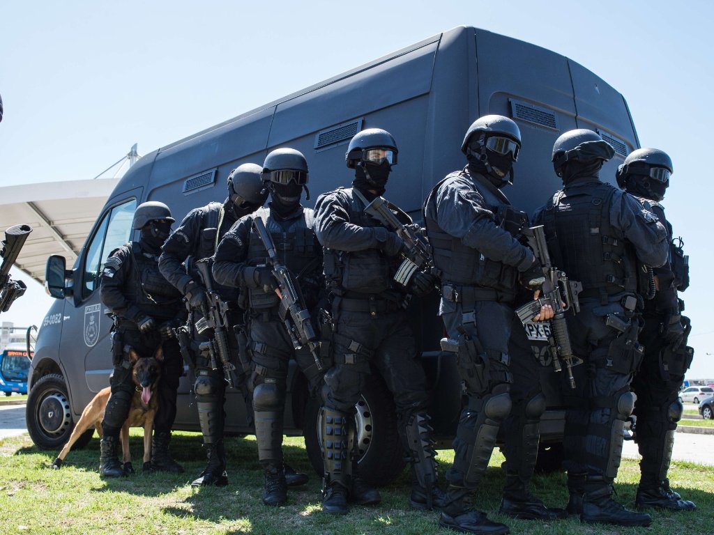 Agentes da Divisão de Antiterrorismo da Polícia Federal deflagraram nesta manhã uma operação que prendeu dez pessoas que supostamente planejavam um atentado terrorista durante a Olimpíada do Rio de Janeiro; a PF monitorou mensagens em redes sociais e ligações telefônicas trocadas pelo grupo e identificou que eles haviam realizado um "batismo" com o grupo Estado Islâmico via internet, que seria um juramento; ministro interino da Justiça, Alexandre de Moraes, admitiu que a célula terrorista presa era desorganizada; integrantes treinavam artes marciais e queriam comprar armas pela internet (Foto: Paulo Emílio) Agentes da Divisão de Antiterrorismo da Polícia Federal deflagraram nesta manhã uma operação que prendeu dez pessoas que supostamente planejavam um atentado terrorista durante a Olimpíada do Rio de Janeiro; a PF monitorou mensagens em redes sociais e ligações telefônicas trocadas pelo grupo e identificou que eles haviam realizado um "batismo" com o grupo Estado Islâmico via internet, que seria um juramento; ministro interino da Justiça, Alexandre de Moraes, admitiu que a célula terrorista presa era desorganizada; integrantes treinavam artes marciais e queriam comprar armas pela internet