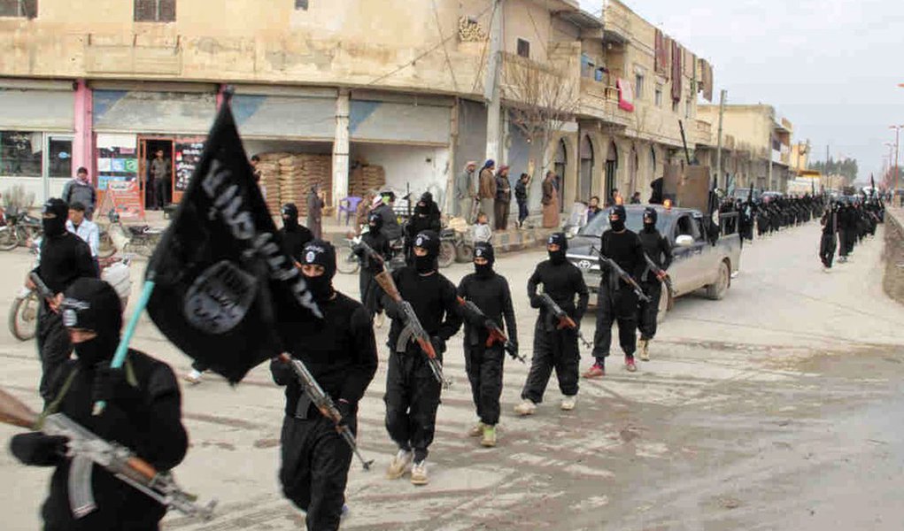 Estado Islâmico desbaratou um plano de rebelião em Mosul, último grande bastião do Estado Islâmico no Iraque, liderado por um dos comandantes do grupo que pretendia mudar de lado e ajudar a entregar a capital iraquiana do califado a forças do governo; 58 amotinados foram mortos afogados e que seus corpos foram enterrados em uma vala coletiva em um descampado nos arredores da cidade; rebeldes tentavam minar a defesa que o Estado Islâmico prepara para Mosul diante da batalha iminente, que deve ser a maior no Iraque desde a invasão de 2003 liderada pelos Estados Unidos (Foto: Paulo Emílio) Estado Islâmico desbaratou um plano de rebelião em Mosul, último grande bastião do Estado Islâmico no Iraque, liderado por um dos comandantes do grupo que pretendia mudar de lado e ajudar a entregar a capital iraquiana do califado a forças do governo; 58 amotinados foram mortos afogados e que seus corpos foram enterrados em uma vala coletiva em um descampado nos arredores da cidade; rebeldes tentavam minar a defesa que o Estado Islâmico prepara para Mosul diante da batalha iminente, que deve ser a maior no Iraque desde a invasão de 2003 liderada pelos Estados Unidos