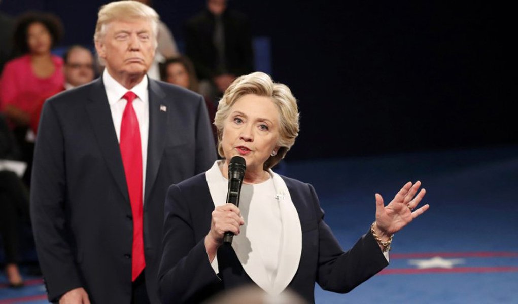 Segundo pesquisa da CNN, 57% dos entrevistados disseram que a candidata democrata a presidente dos Estados Unidos Hillary Clinton venceu o debate desse domingo, 9, em oposição a 34% para o republicano Donald Trump; embora tenha perdido o debate, os entrevistados disseram que Trump superou as expectativas; debate foi marcado por tensão e troca de hostilidades (Foto: Aquiles Lins) Segundo pesquisa da CNN, 57% dos entrevistados disseram que a candidata democrata a presidente dos Estados Unidos Hillary Clinton venceu o debate desse domingo, 9, em oposição a 34% para o republicano Donald Trump; embora tenha perdido o debate, os entrevistados disseram que Trump superou as expectativas; debate foi marcado por tensão e troca de hostilidades