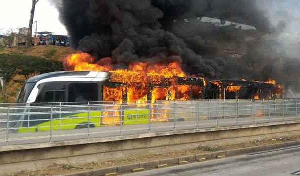 Um ônibus do Move pegou fogo na Avenida Antônio Carlos, altura do Bairro São Francisco, na Região da Pampulha; o incêndio ocorreu em frente a uma estação de transferência pouco depois do Viaduto São Francisco, no sentido Centro, e teria começado quando o veículo da linha 68 (Estação Vilarinho/Lagoinha) estava encostado na estação; o motorista tentou apagar as primeiras chamas com o extintor, mas o fogo se alastrou rapidamente; não há feridos nem sobre as causas do incêndio (Foto: Leonardo Lucena) Um ônibus do Move pegou fogo na Avenida Antônio Carlos, altura do Bairro São Francisco, na Região da Pampulha; o incêndio ocorreu em frente a uma estação de transferência pouco depois do Viaduto São Francisco, no sentido Centro, e teria começado quando o veículo da linha 68 (Estação Vilarinho/Lagoinha) estava encostado na estação; o motorista tentou apagar as primeiras chamas com o extintor, mas o fogo se alastrou rapidamente; não há feridos nem sobre as causas do incêndio