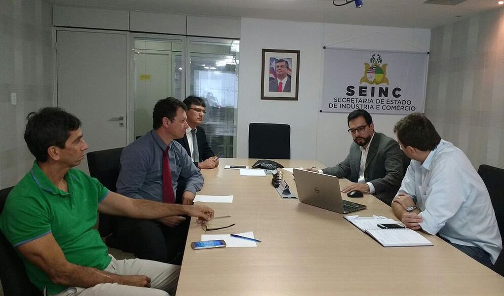 O governo do Maranhão assinará, nos próximos dias, um termo de compromisso com a empresa Luna Gold, proprietária da mineradora Aurizona; a celebração do acordo visa investimentos do grupo canadense no Estado na ordem de R$ 120 milhões; o valor será destinado à retomada da produção no município de Godofredo Viana; a empresa, que anteriormente havia anunciado a suspensão das operações, atualmente está realizando estudos de engenharia na região e garante que pretende iniciar as obras na mina, ainda este ano; a previsão, segundo o presidente da Luna Gold, Marc Leduc, é que as operações comecem em 2018; com a retomada das atividades no Maranhão, serão gerados aproximadamente 500 empregos diretos (Foto: Leonardo Lucena) O governo do Maranhão assinará, nos próximos dias, um termo de compromisso com a empresa Luna Gold, proprietária da mineradora Aurizona; a celebração do acordo visa investimentos do grupo canadense no Estado na ordem de R$ 120 milhões; o valor será destinado à retomada da produção no município de Godofredo Viana; a empresa, que anteriormente havia anunciado a suspensão das operações, atualmente está realizando estudos de engenharia na região e garante que pretende iniciar as obras na mina, ainda este ano; a previsão, segundo o presidente da Luna Gold, Marc Leduc, é que as operações comecem em 2018; com a retomada das atividades no Maranhão, serão gerados aproximadamente 500 empregos diretos