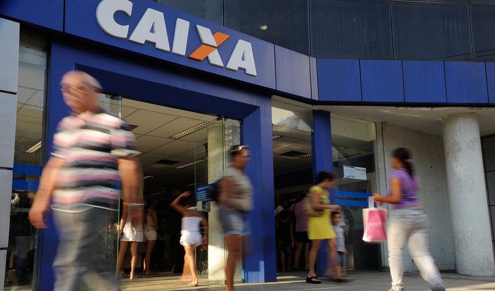 Os clientes e correntistas da Caixa prejudicados pela greve de 31 dias dos bancários ganharão tempo extra para acertar as contas com o banco. As agências da instituição financeira nas cidades onde foi encerrada a greve abrirão uma hora mais cedo na segunda, 10, e na terça-feira, 11, para agilizar o atendimento; nas cidades onde os bancos abrem às 10h, os clientes serão atendidos a partir das 9h e, onde o atendimento começa às 11h, a abertura será às 10h (Foto: Aquiles Lins) Os clientes e correntistas da Caixa prejudicados pela greve de 31 dias dos bancários ganharão tempo extra para acertar as contas com o banco. As agências da instituição financeira nas cidades onde foi encerrada a greve abrirão uma hora mais cedo na segunda, 10, e na terça-feira, 11, para agilizar o atendimento; nas cidades onde os bancos abrem às 10h, os clientes serão atendidos a partir das 9h e, onde o atendimento começa às 11h, a abertura será às 10h