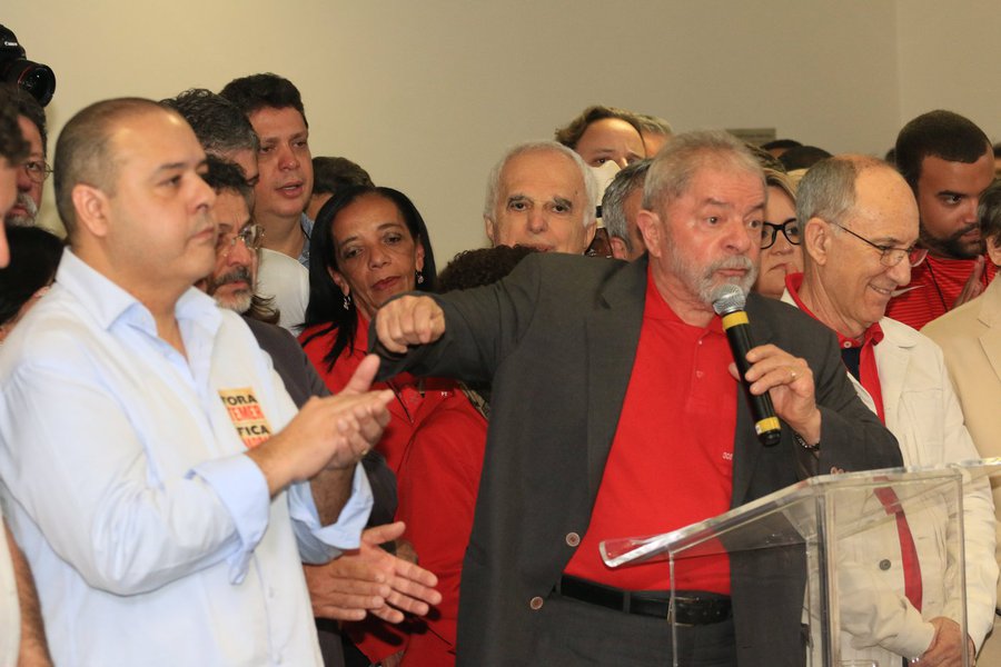 "Já cassaram o Cunha, derrubaram a Dilma, elegeram Temer. Está na hora do desfecho da novela. Acabar com a vida política do Lula. Não existe outra explicação para o espetáculo de pirotecnia que fizeram ontem", ironizou o ex-presidente Lula em discurso no início da tarde desta quinta-feira para se defender da denúncia do Ministério Público Federal; Lula acusou os membros do MPF de inventarem uma "mentira" e a imprensa de "cumplicidade" (Foto: Romulo Faro) "Já cassaram o Cunha, derrubaram a Dilma, elegeram Temer. Está na hora do desfecho da novela. Acabar com a vida política do Lula. Não existe outra explicação para o espetáculo de pirotecnia que fizeram ontem", ironizou o ex-presidente Lula em discurso no início da tarde desta quinta-feira para se defender da denúncia do Ministério Público Federal; Lula acusou os membros do MPF de inventarem uma "mentira" e a imprensa de "cumplicidade"