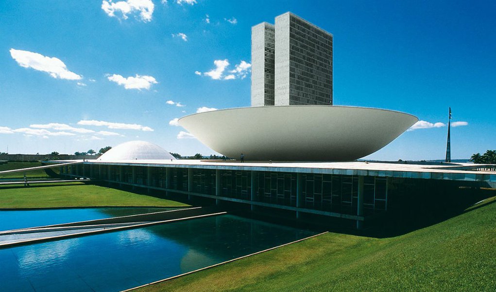 Plenário da Câmara dos Deputados aprovou no início da madrugada desta quarta-feira (15) projeto de lei de responsabilidade das estatais, classificado pelos partidos de oposição como o ponto de partida para a privatização dessas empresas; o texto altera de 25 a 20% a determinação de que membros do conselho de administração das estatais sejam independentes, que não tenham vínculo com a empresa ou com a sociedade de economia mista (Foto: Roberta Namour) Plenário da Câmara dos Deputados aprovou no início da madrugada desta quarta-feira (15) projeto de lei de responsabilidade das estatais, classificado pelos partidos de oposição como o ponto de partida para a privatização dessas empresas; o texto altera de 25 a 20% a determinação de que membros do conselho de administração das estatais sejam independentes, que não tenham vínculo com a empresa ou com a sociedade de economia mista