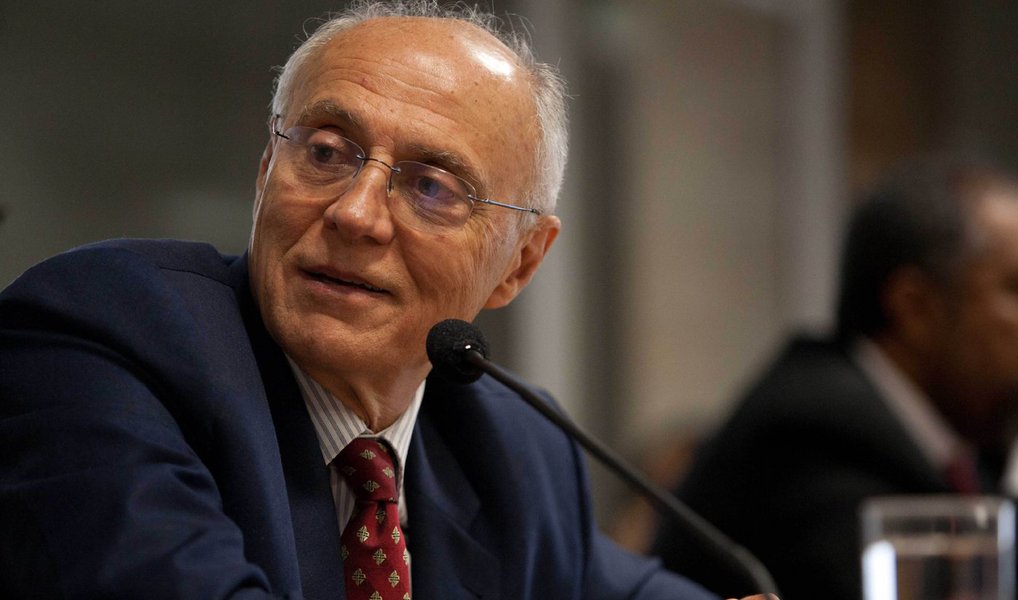 O ex-senador e candidato a vereador Eduardo Suplicy (PT-SP) disse não ter se arrependido de ter protestado contra uma reintegração de posse em São Paulo, o que o levou a ficar detido por mais de três horas nesta segunda (25); ele afirmou que faria tudo de novo se isso evitasse conflitos mais graves entre moradores e policiais militares; “Prisão? Quem se importa? Evitei um conflito que poderia ter consequências muito mais sérias”, disse (Foto: Valter Lima) O ex-senador e candidato a vereador Eduardo Suplicy (PT-SP) disse não ter se arrependido de ter protestado contra uma reintegração de posse em São Paulo, o que o levou a ficar detido por mais de três horas nesta segunda (25); ele afirmou que faria tudo de novo se isso evitasse conflitos mais graves entre moradores e policiais militares; “Prisão? Quem se importa? Evitei um conflito que poderia ter consequências muito mais sérias”, disse