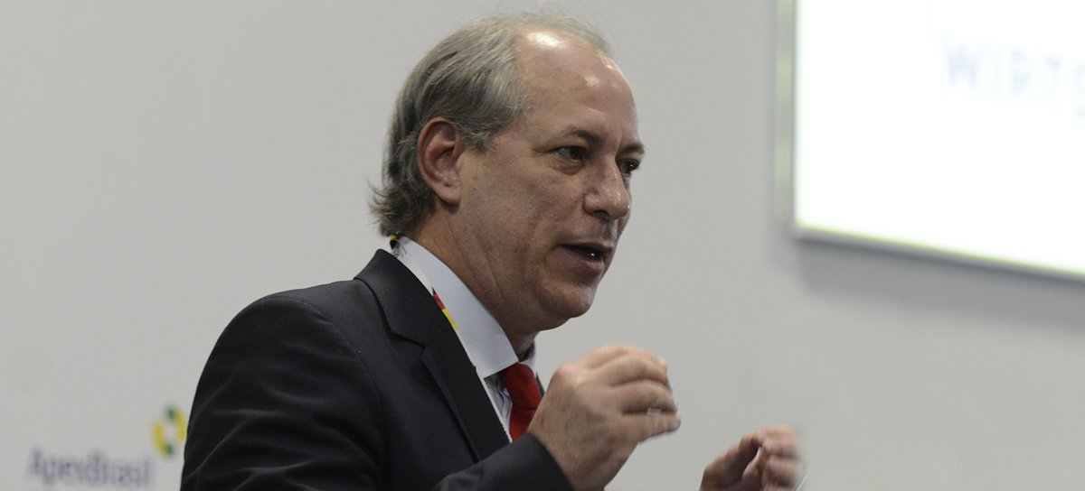 Em palestra na noite desta terça-feira (14) em São Paulo, o ex-ministro Ciro Gomes (PDT) disse que a culpa da atual situação brasileira não é do PT e que está à disposição para contribuir com a defesa da presidente eleita Dilma Rousseff, que “é honesta e herdou governo mestiço”. Pré-candidato à Presidência em 2018, o ex-governador do Ceará falou ainda sobre sua proposta de reforma política e afirmou que tem a oferecer ao País “36 anos de história, sem inquérito nenhum” (Foto: Rodrigo Rocha) Em palestra na noite desta terça-feira (14) em São Paulo, o ex-ministro Ciro Gomes (PDT) disse que a culpa da atual situação brasileira não é do PT e que está à disposição para contribuir com a defesa da presidente eleita Dilma Rousseff, que “é honesta e herdou governo mestiço”. Pré-candidato à Presidência em 2018, o ex-governador do Ceará falou ainda sobre sua proposta de reforma política e afirmou que tem a oferecer ao País “36 anos de história, sem inquérito nenhum”