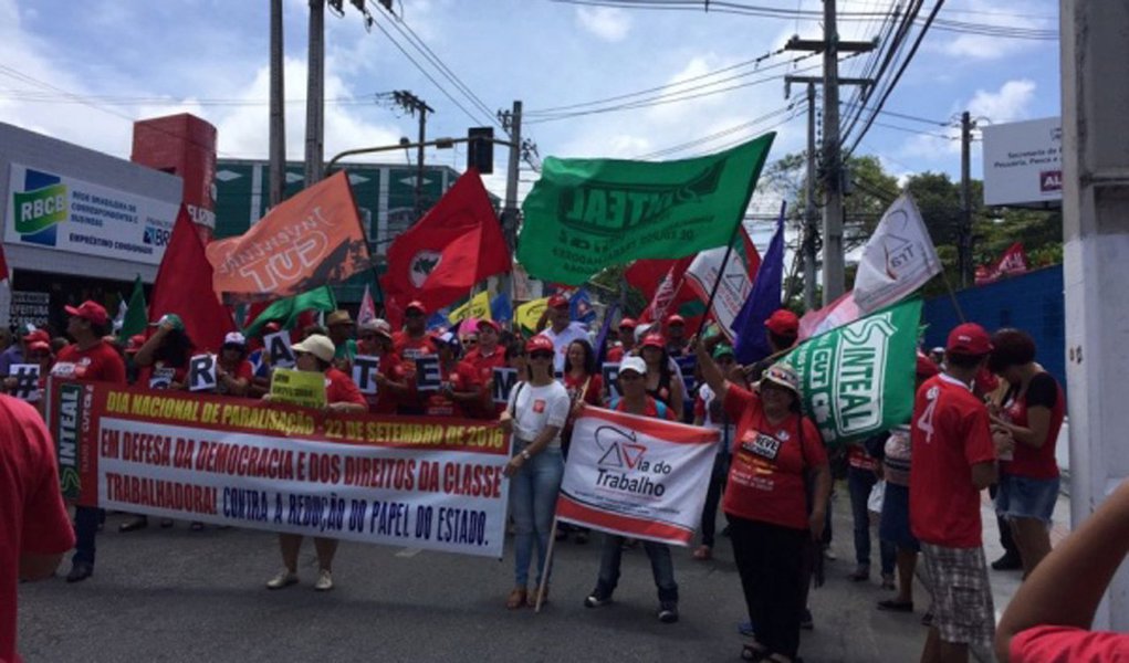 Integrantes de centrais sindicais que atuam em Alagoas fizeram um ato público com caminhada pelas ruas do Centro de Maceió em favor da defesa dos direitos sociais e trabalhistas e pela retomada do crescimento econômico; sindicalistas também lançaram uma carta aberta à população na qual argumentam as razões de serem contra a proposta de privatização do setor elétrico nacional (Foto: Voney Malta) Integrantes de centrais sindicais que atuam em Alagoas fizeram um ato público com caminhada pelas ruas do Centro de Maceió em favor da defesa dos direitos sociais e trabalhistas e pela retomada do crescimento econômico; sindicalistas também lançaram uma carta aberta à população na qual argumentam as razões de serem contra a proposta de privatização do setor elétrico nacional
