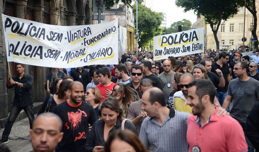 Policiais civis do Rio de Janeiro fizeram hoje (27) um protesto e paralisaram parcialmente o atendimento em delegacias do estado, contra atrasos nos salários, falta de material de expediente, serviços de limpeza e escassez de combustível; uma paralisação da categoria durante a Olimpíada não está descartada, segundo o presidente da Coligação de Policiais Civis do Estado do Rio de Janeiro (Colpol-RJ), Fábio Neira (Foto: Gisele Federicce) Policiais civis do Rio de Janeiro fizeram hoje (27) um protesto e paralisaram parcialmente o atendimento em delegacias do estado, contra atrasos nos salários, falta de material de expediente, serviços de limpeza e escassez de combustível; uma paralisação da categoria durante a Olimpíada não está descartada, segundo o presidente da Coligação de Policiais Civis do Estado do Rio de Janeiro (Colpol-RJ), Fábio Neira