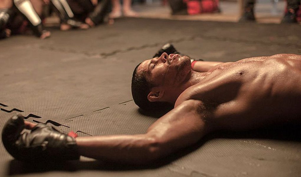 "Mais Forte que o Mundo – A História de José Aldo" é um filme sobre a vida do lutador de MMA e UFC, e segue a cartilha mais convencional do gênero e essa é sua maior qualidade: não fazer invencionices; com roteiro escrito pelo diretor Poyart e Marcelo Rubens Paiva, o longa acompanha a trajetória de José Aldo (José Loreto) desde sua juventude em Manaus até a vitória em Toronto, em 2011, derrotando o canadense Mark Hominick, quando defendeu o cinturão da categoria Peso Pena do UFC, que havia conquistado em 2010; filme tem pré-estreia em quase 400 salas no Brasil (Foto: Paulo Emílio) "Mais Forte que o Mundo – A História de José Aldo" é um filme sobre a vida do lutador de MMA e UFC, e segue a cartilha mais convencional do gênero e essa é sua maior qualidade: não fazer invencionices; com roteiro escrito pelo diretor Poyart e Marcelo Rubens Paiva, o longa acompanha a trajetória de José Aldo (José Loreto) desde sua juventude em Manaus até a vitória em Toronto, em 2011, derrotando o canadense Mark Hominick, quando defendeu o cinturão da categoria Peso Pena do UFC, que havia conquistado em 2010; filme tem pré-estreia em quase 400 salas no Brasil