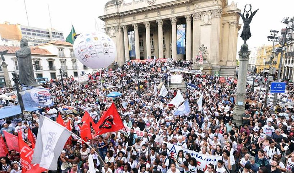 A Defensoria Pública do Rio de Janeiro está expedindo ofício às Secretaria de Fazenda e de Planejamento para que informem - em 24 horas - a data de pagamento da segunda parcela dos salários dos servidores ativos, inativos e pensionistas do estado, bem como o valor restante para quitação do salário de junho; a medida, na avaliação da Defensoria Pública, é necessária para que o órgão possa, a partir da resposta, tomar as medidas judiciais cabíveis visando garantir o pagamento do funcionalismo (Foto: Leonardo Lucena) A Defensoria Pública do Rio de Janeiro está expedindo ofício às Secretaria de Fazenda e de Planejamento para que informem - em 24 horas - a data de pagamento da segunda parcela dos salários dos servidores ativos, inativos e pensionistas do estado, bem como o valor restante para quitação do salário de junho; a medida, na avaliação da Defensoria Pública, é necessária para que o órgão possa, a partir da resposta, tomar as medidas judiciais cabíveis visando garantir o pagamento do funcionalismo