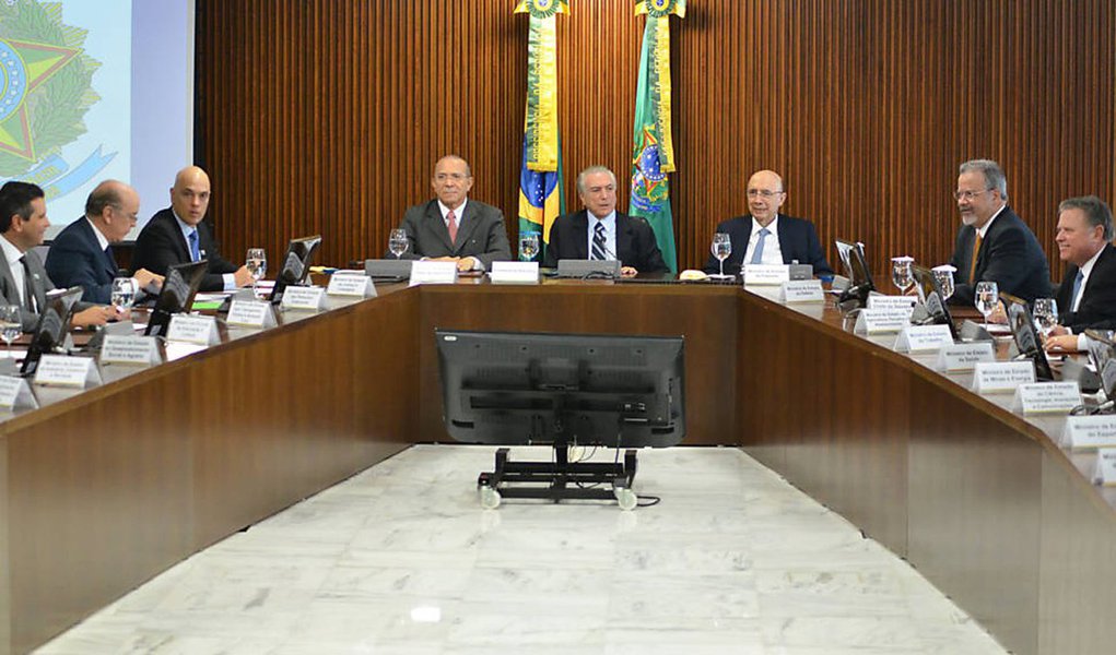 Levantamento do Estado aponta que em pouco menos de dois meses no cargo, o presidente interino Michel Temer abasteceu o caixa das prefeituras com cerca de R$ 2 bilhões em convênios liberados; ministros de Temer aproveitaram a liberação para atender suas bases políticas; Gilberto Kassab (Ciência, Tecnologia, Inovações e Comunicações) repassou 37,4% das verbas ao Estado de São Paulo, por onde pretende se eleger senador em 2018; Maurício Quintela Lessa (PR), presidente do partido no Estado, transferiu 36,8% para Alagoas; ente outros (Foto: Roberta Namour) Levantamento do Estado aponta que em pouco menos de dois meses no cargo, o presidente interino Michel Temer abasteceu o caixa das prefeituras com cerca de R$ 2 bilhões em convênios liberados; ministros de Temer aproveitaram a liberação para atender suas bases políticas; Gilberto Kassab (Ciência, Tecnologia, Inovações e Comunicações) repassou 37,4% das verbas ao Estado de São Paulo, por onde pretende se eleger senador em 2018; Maurício Quintela Lessa (PR), presidente do partido no Estado, transferiu 36,8% para Alagoas; ente outros