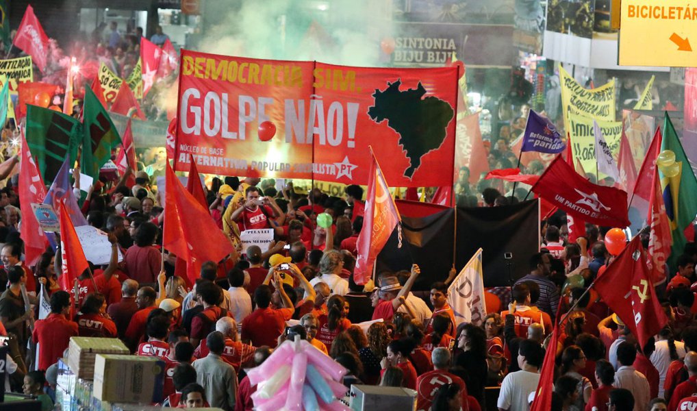 Frente Brasil Popular irá promover uma caravana que percorrerá 12 municípios pernambucanos em 11 dias com o objetivo de denunciar o golpe contra o mandato da presidente eleita Dilma Rousseff e contra o processo de impeachment; no primeiro evento, programado para o dia 27 de junho, em Petrolina, no Sertão do Estado, e no retorno ao Recife, no dia 8 de julho, estão sendo organizadas manifestações que poderão contar com a presença do ex-presidente Luiz Inácio Lula da Silva; "Escolhemos cidades-polo, com focos de mobilização e onde queremos também denunciar os políticos traidores", disse o presidente da Central Única dos Trabalhadores (CUT), Carlos Veras (Foto: Paulo Emílio) Frente Brasil Popular irá promover uma caravana que percorrerá 12 municípios pernambucanos em 11 dias com o objetivo de denunciar o golpe contra o mandato da presidente eleita Dilma Rousseff e contra o processo de impeachment; no primeiro evento, programado para o dia 27 de junho, em Petrolina, no Sertão do Estado, e no retorno ao Recife, no dia 8 de julho, estão sendo organizadas manifestações que poderão contar com a presença do ex-presidente Luiz Inácio Lula da Silva; "Escolhemos cidades-polo, com focos de mobilização e onde queremos também denunciar os políticos traidores", disse o presidente da Central Única dos Trabalhadores (CUT), Carlos Veras