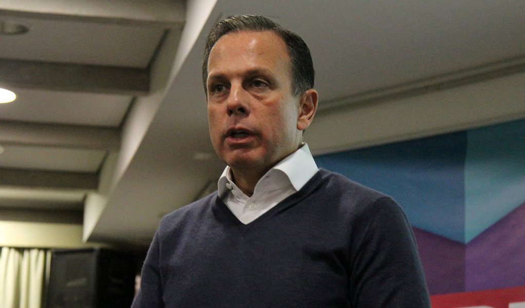 Pré-candidato do PSDB à Prefeitura de São Paulo João Doria Jr deve se explicar sobre o discurso que fez durante um jantar bancado pela empesa Gocil, parceira do Grupo Lide, no dia 9 de junho no Club A; na ocasião, na capital paulista, ele afirmou que não vai disputar uma eventual reeleição e que pretende atender às expectativas daqueles que votarão nele; para o promotor, é claramente violação à legislação eleitoral “uma vez que, durante o jantar, o pré-candidato assume o microfone e se comporta como candidato ao cargo de Prefeito de São Paulo, pedindo votos” (Foto: Roberta Namour) Pré-candidato do PSDB à Prefeitura de São Paulo João Doria Jr deve se explicar sobre o discurso que fez durante um jantar bancado pela empesa Gocil, parceira do Grupo Lide, no dia 9 de junho no Club A; na ocasião, na capital paulista, ele afirmou que não vai disputar uma eventual reeleição e que pretende atender às expectativas daqueles que votarão nele; para o promotor, é claramente violação à legislação eleitoral “uma vez que, durante o jantar, o pré-candidato assume o microfone e se comporta como candidato ao cargo de Prefeito de São Paulo, pedindo votos”