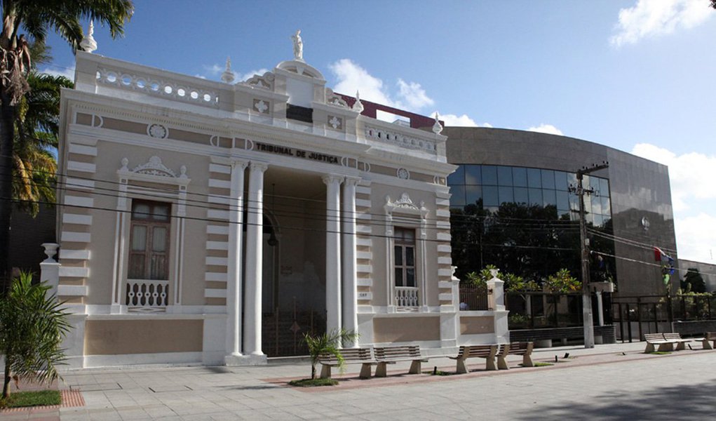 Deputados estaduais e ex-deputados, além do Banco Rural S/A, serão julgados pela 3ª Câmara Cível do Tribunal de Justiça de Alagoas (TJ/AL); ao todo são nove reús na chamada Operação Taturana, já condenados, que terão os seus recursos de apelação analisados; deflagrada em 2007 pela Polícia Federal (PF), a Operação Taturana desmontou uma quadrilha envolvida num desvio milionário dos cofres estaduais através da Assembleia Legislativa; entre os acusados, dois são candidatos a prefeito de Maceió (Foto: Voney Malta) Deputados estaduais e ex-deputados, além do Banco Rural S/A, serão julgados pela 3ª Câmara Cível do Tribunal de Justiça de Alagoas (TJ/AL); ao todo são nove reús na chamada Operação Taturana, já condenados, que terão os seus recursos de apelação analisados; deflagrada em 2007 pela Polícia Federal (PF), a Operação Taturana desmontou uma quadrilha envolvida num desvio milionário dos cofres estaduais através da Assembleia Legislativa; entre os acusados, dois são candidatos a prefeito de Maceió