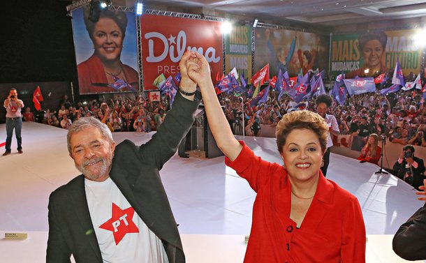 "É um show de infâmia! Não se contentaram em afastar uma presidenta eleita com 54 milhões de votos sem prova de crime. Agora, em um patético espetáculo montado em Curitiba, revela-se o intento: querem inabilitar Lula para 2018. Querem inabilitar as urnas", diz o senador Lindbergh Farias; "Esbraveje elite sectária! Porque esse ódio não vai nos deter. Temos a responsabilidade sobre esse legado; permaneceremos firmes na resistência contra o projeto autoritário de retirada de direitos da classe trabalhadora. Inauguramos, recentemente, nas ruas, uma oposição duríssima à ruptura democrática" (Foto: Lindbergh Farias) "É um show de infâmia! Não se contentaram em afastar uma presidenta eleita com 54 milhões de votos sem prova de crime. Agora, em um patético espetáculo montado em Curitiba, revela-se o intento: querem inabilitar Lula para 2018. Querem inabilitar as urnas", diz o senador Lindbergh Farias; "Esbraveje elite sectária! Porque esse ódio não vai nos deter. Temos a responsabilidade sobre esse legado; permaneceremos firmes na resistência contra o projeto autoritário de retirada de direitos da classe trabalhadora. Inauguramos, recentemente, nas ruas, uma oposição duríssima à ruptura democrática"