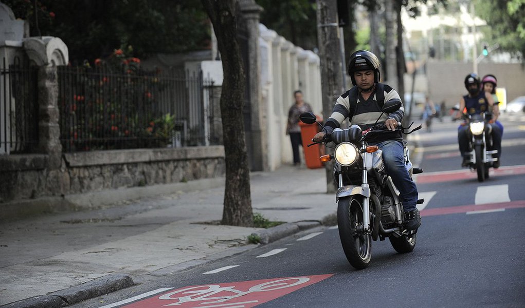 Começou a funcionar na capital paulista, um novo serviço de transporte de passageiros, que além de carros populares e executivos, oferecerá o mototáxi; mesmo sem ser regulamentado pela Prefeitura de São Paulo, que considera o serviço inseguro, o aplicativo T81 está funcionando e pretende oferecer as corridas a um preço mais baixo que aplicativo semelhante, o Uber; o T81 já está operando no Rio de Janeiro e Recife, mas, apesar de o serviço de mototaxista ser reconhecido pela lei federal n° 12.009 de 2009, cabe aos municípios regulamentarem a atividade na cidade (Foto: Leonardo Lucena) Começou a funcionar na capital paulista, um novo serviço de transporte de passageiros, que além de carros populares e executivos, oferecerá o mototáxi; mesmo sem ser regulamentado pela Prefeitura de São Paulo, que considera o serviço inseguro, o aplicativo T81 está funcionando e pretende oferecer as corridas a um preço mais baixo que aplicativo semelhante, o Uber; o T81 já está operando no Rio de Janeiro e Recife, mas, apesar de o serviço de mototaxista ser reconhecido pela lei federal n° 12.009 de 2009, cabe aos municípios regulamentarem a atividade na cidade