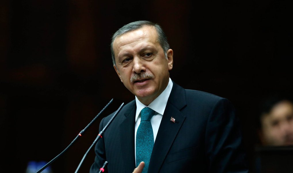 O presidente da Turquia, Recep Tayyip Erdogan, anunciou nesta quarta (20) a decretação de estado de emergência no país, durante três meses, "para proteger e fortalecer os valores democráticos"; o estado de emergência foi decretado cinco dias depois de um fracassado golpe de Estado que deixou cerca de 300 mortos e abriu uma onda de demissões por motivação política nas esferas privada e estatal, além de milhares de detenções (Foto: Valter Lima) O presidente da Turquia, Recep Tayyip Erdogan, anunciou nesta quarta (20) a decretação de estado de emergência no país, durante três meses, "para proteger e fortalecer os valores democráticos"; o estado de emergência foi decretado cinco dias depois de um fracassado golpe de Estado que deixou cerca de 300 mortos e abriu uma onda de demissões por motivação política nas esferas privada e estatal, além de milhares de detenções
