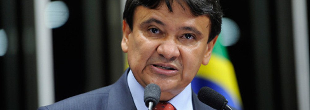 O governador do Piauí, Wellington Dias, afirmou que o indiciamento do ex-presidente Lula pela Justiça Federal no Paraná "mostra a espetacularização que vem ocorrendo na justiça, especialmente quando o objeto da denúncia é algum factoide atribuído a ele sem qualquer tipo de prova"; "O objetivo de tudo isso é macular sua imagem e tirá-lo da disputa para presidente em 2018", disse; "No Brasil, infelizmente, primeiro o cidadão é execrado; na prática, é condenado para, a partir daí, iniciar o processo. Contudo, acredito que a verdade mais uma vez vencerá e Lula continuará sua trajetória ao lado dela" (Foto: Leonardo Lucena) O governador do Piauí, Wellington Dias, afirmou que o indiciamento do ex-presidente Lula pela Justiça Federal no Paraná "mostra a espetacularização que vem ocorrendo na justiça, especialmente quando o objeto da denúncia é algum factoide atribuído a ele sem qualquer tipo de prova"; "O objetivo de tudo isso é macular sua imagem e tirá-lo da disputa para presidente em 2018", disse; "No Brasil, infelizmente, primeiro o cidadão é execrado; na prática, é condenado para, a partir daí, iniciar o processo. Contudo, acredito que a verdade mais uma vez vencerá e Lula continuará sua trajetória ao lado dela"