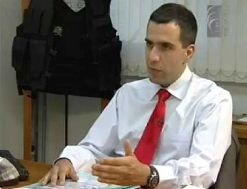 A juíza Pollyanna Kelly Alves, da 12ª Vara Federal de Brasília, determinou a quebra do sigilo telefônico do colunista Murilo Ramos, da revista Época; o jornalista não é suspeito de nenhum crime, segundo a revista; 'O objetivo da grave suspensão do direito constitucional do colunista é um só: tentar descobrir a identidade de uma das fontes do jornalista', diz Época; decisão da juíza foi provocada por representação do delegado da Polícia Federal João Quirino Florio (foto), que investiga o vazamento à Época de um relatório do Conselho de Controle das Atividades Financeiras, o Coaf, que traz lista de brasileiros suspeitos de manter contas secretas na filial suíça do HSBC, no escândalo conhecido como Swissleaks (Foto: Romulo Faro) A juíza Pollyanna Kelly Alves, da 12ª Vara Federal de Brasília, determinou a quebra do sigilo telefônico do colunista Murilo Ramos, da revista Época; o jornalista não é suspeito de nenhum crime, segundo a revista; 'O objetivo da grave suspensão do direito constitucional do colunista é um só: tentar descobrir a identidade de uma das fontes do jornalista', diz Época; decisão da juíza foi provocada por representação do delegado da Polícia Federal João Quirino Florio (foto), que investiga o vazamento à Época de um relatório do Conselho de Controle das Atividades Financeiras, o Coaf, que traz lista de brasileiros suspeitos de manter contas secretas na filial suíça do HSBC, no escândalo conhecido como Swissleaks