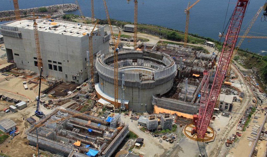 O Conselho de Política Energética deve tomar uma decisão sobre a retomada das obras da usina nuclear Angra 3 até dezembro próximo e a expectativa é que a construção seja reiniciada em 2017; a tarefa foi delegada ao conselho pelo Ministério de Minas e Energia, disse o assessor de Desenvolvimento de Novas Usinas Nucleares da Eletronuclear, Marcelo Gomes da Silva, também vice-presidente da Associação Brasileira de Energia Nuclear (ABEN); as obras de Angra 3 estão paradas desde setembro do ano passado; alguns contratos estão suspensos e outros estão sendo rescindidos (Foto: Leonardo Lucena) O Conselho de Política Energética deve tomar uma decisão sobre a retomada das obras da usina nuclear Angra 3 até dezembro próximo e a expectativa é que a construção seja reiniciada em 2017; a tarefa foi delegada ao conselho pelo Ministério de Minas e Energia, disse o assessor de Desenvolvimento de Novas Usinas Nucleares da Eletronuclear, Marcelo Gomes da Silva, também vice-presidente da Associação Brasileira de Energia Nuclear (ABEN); as obras de Angra 3 estão paradas desde setembro do ano passado; alguns contratos estão suspensos e outros estão sendo rescindidos