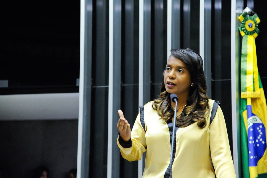 O PRB estava decidido a manter sua fidelidade a ACM Neto nas eleições deste ano, mas parece que a 'fama' da deputada federal Tia Eron pode fazer o partido lançá-la na disputa, que até então não tinha nenhum candidato da base do prefeito; presidente do partido em Salvador, o deputado estadual Sidelvan Nóbrega foi à Brasília conversar com a deputada, e disse que "ela ficou animadíssima" com a ideia; Tia Eron ficou 'famosa' em nível nacional de uma forma bem negativa, por causa de seu apoio ao agora ex-presidente da Câmara dos Deputados Eduardo Cunha, a quem chamou de seu 'líder'; ela acabou votando pela cassação do peemedebista, mas não conseguiu desfazer o repúdio nas redes sociais (Foto: Romulo Faro) O PRB estava decidido a manter sua fidelidade a ACM Neto nas eleições deste ano, mas parece que a 'fama' da deputada federal Tia Eron pode fazer o partido lançá-la na disputa, que até então não tinha nenhum candidato da base do prefeito; presidente do partido em Salvador, o deputado estadual Sidelvan Nóbrega foi à Brasília conversar com a deputada, e disse que "ela ficou animadíssima" com a ideia; Tia Eron ficou 'famosa' em nível nacional de uma forma bem negativa, por causa de seu apoio ao agora ex-presidente da Câmara dos Deputados Eduardo Cunha, a quem chamou de seu 'líder'; ela acabou votando pela cassação do peemedebista, mas não conseguiu desfazer o repúdio nas redes sociais