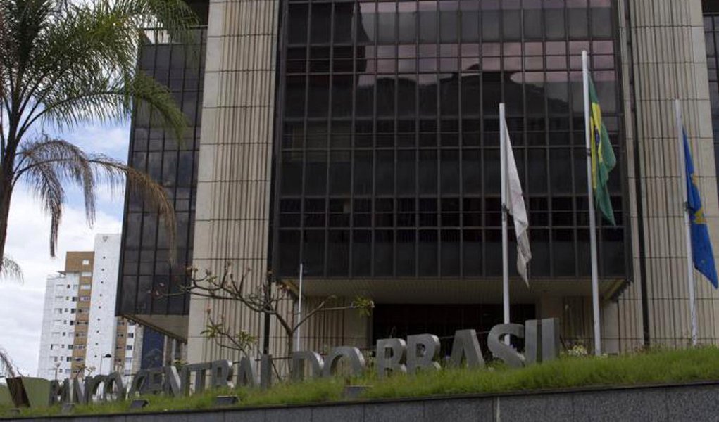 Ata da última reunião do Comitê de Política Monetária (Copom) do Banco Central (BC), aponta que choques temporários de oferta de alimentos figuram como um dos motivos que fazem com que a inflação ainda mostre resistência; como a inflação ainda permanece alta, Copom reiterou que não há espaço para redução da taxa básica de juros, a Selic, e manteve a taxa Selic em 14,25% ao ano, pela sétima vez seguida; Selic é o principal instrumento do BC para manter a inflação sob controle (Foto: Paulo Emílio) Ata da última reunião do Comitê de Política Monetária (Copom) do Banco Central (BC), aponta que choques temporários de oferta de alimentos figuram como um dos motivos que fazem com que a inflação ainda mostre resistência; como a inflação ainda permanece alta, Copom reiterou que não há espaço para redução da taxa básica de juros, a Selic, e manteve a taxa Selic em 14,25% ao ano, pela sétima vez seguida; Selic é o principal instrumento do BC para manter a inflação sob controle