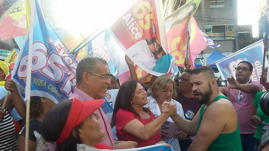 Em campanha na Ribeira na tarde desta quarta-feira, a candidata do PCdoB à prefeitura de Salvador, Alice Portugal, convidou seus seguidores para caminhada que ela fará nesta quinta (22) com a ex-presidente Dilma Rousseff, no Campo Grande; "Estou aqui para apresentar um projeto popular. E quero convidar vocês para caminhar comigo e com Dilma no Campo Grande em defesa da democracia", afirmou Alice (Foto: Romulo Faro) Em campanha na Ribeira na tarde desta quarta-feira, a candidata do PCdoB à prefeitura de Salvador, Alice Portugal, convidou seus seguidores para caminhada que ela fará nesta quinta (22) com a ex-presidente Dilma Rousseff, no Campo Grande; "Estou aqui para apresentar um projeto popular. E quero convidar vocês para caminhar comigo e com Dilma no Campo Grande em defesa da democracia", afirmou Alice