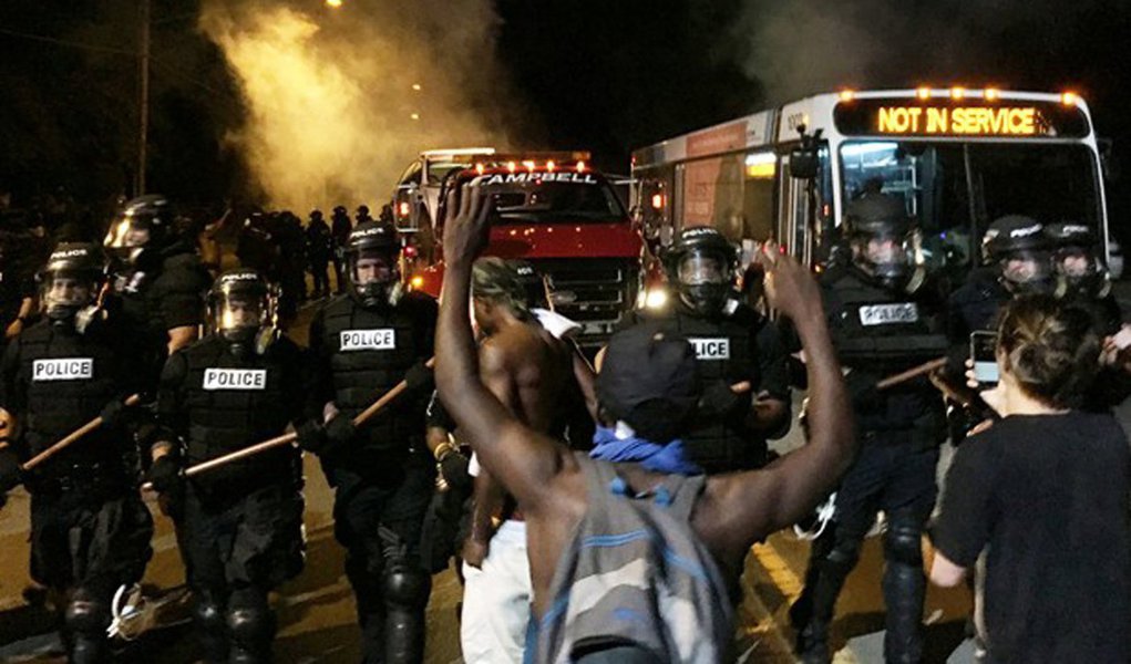 Manifestantes bloquearam uma rodovia e entraram em confronto com a polícia dos Estados Unidos em Charlotte, na Carolina do Norte, após policiais matarem a tiros um homem negro, que, segundo eles, portava uma arma; cerca de uma dúzia de policiais e diversos manifestantes sofreram ferimentos leves durante as manifestações próximas ao local onde Keith Lamont Scott, de 43 anos, foi morto (Foto: Paulo Emílio) Manifestantes bloquearam uma rodovia e entraram em confronto com a polícia dos Estados Unidos em Charlotte, na Carolina do Norte, após policiais matarem a tiros um homem negro, que, segundo eles, portava uma arma; cerca de uma dúzia de policiais e diversos manifestantes sofreram ferimentos leves durante as manifestações próximas ao local onde Keith Lamont Scott, de 43 anos, foi morto