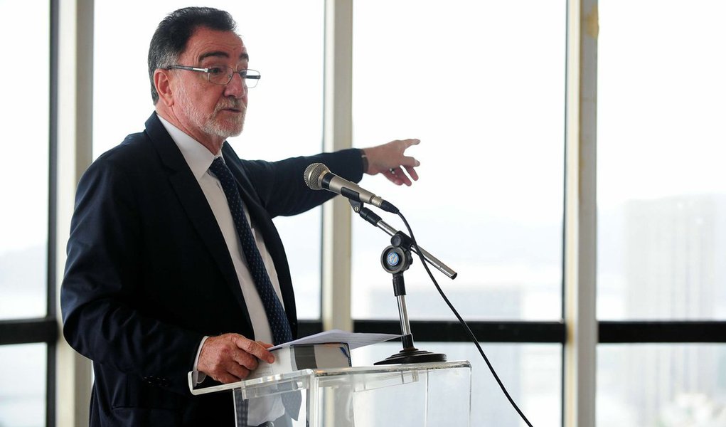 No Dia do Trabalhador Rural, o deputado e ex-ministro da Desenvolvimento Agrário Patrus Ananias afirma, em comunicado, que também é dia de "resistir à devastação que o governo golpista instalado no Brasil está fazendo e a que ameaça fazer contra a agricultura familiar e, de modo geral, contra as políticas sociais desenvolvidas nos governos Lula e Dilma"; ele destaca que "o governo golpista extinguiu o Ministério do Desenvolvimento Agrário. Desmontou a estrutura do MDA. Imobilizou o INCRA. Destituiu o comando da ANATER. Desfez políticas. Engavetou, suspendeu e destruiu projetos e programas" (Foto: Leonardo Lucena) No Dia do Trabalhador Rural, o deputado e ex-ministro da Desenvolvimento Agrário Patrus Ananias afirma, em comunicado, que também é dia de "resistir à devastação que o governo golpista instalado no Brasil está fazendo e a que ameaça fazer contra a agricultura familiar e, de modo geral, contra as políticas sociais desenvolvidas nos governos Lula e Dilma"; ele destaca que "o governo golpista extinguiu o Ministério do Desenvolvimento Agrário. Desmontou a estrutura do MDA. Imobilizou o INCRA. Destituiu o comando da ANATER. Desfez políticas. Engavetou, suspendeu e destruiu projetos e programas"