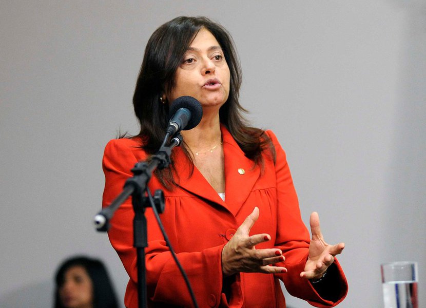 "Priorizar a educação" é uma das principais pautas do plano de governo da candidata a prefeita de Salvador Alice Portugal, do PCdoB; para isso, ela pretende, "quando prefeita, adotar diversas ações para dinamizar e melhorar a qualidade da educação" na capital baiana; entre essas medidas está a implantação de pelo menos 200 escolas em tempo integral para cumprir a meta do Plano Nacional de Educação; atualmente, Salvador dispõe, segundo Alice, "de poucas unidades em tempo integral", assim como de atividades artísticas e culturais nos bairros para ocupar as crianças e os jovens (Foto: Romulo Faro) "Priorizar a educação" é uma das principais pautas do plano de governo da candidata a prefeita de Salvador Alice Portugal, do PCdoB; para isso, ela pretende, "quando prefeita, adotar diversas ações para dinamizar e melhorar a qualidade da educação" na capital baiana; entre essas medidas está a implantação de pelo menos 200 escolas em tempo integral para cumprir a meta do Plano Nacional de Educação; atualmente, Salvador dispõe, segundo Alice, "de poucas unidades em tempo integral", assim como de atividades artísticas e culturais nos bairros para ocupar as crianças e os jovens