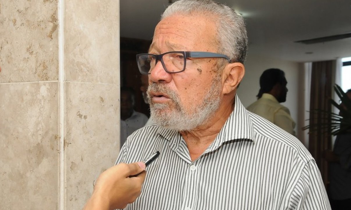 Presidente municipal do PSB, Waldemar Oliveira, reconhece "a preferência do PT" na disputa pela vaga de candidato a vice-prefeito na chapa que será encabeçada pela deputada federal Alice Portugal, do PCdoB, para as eleições pela prefeitura de Salvador neste ano; "O PT tem dito que analisa alguns nomes para escolher. Estamos esperando eles decidirem, porque é natural que eles indiquem o nome. Eles são o maior partido da base, é natural", afirma Waldemar; o dirigente socialista, contudo, diz que o PSB estará apto para indicar o vice no caso de os petistas não o fazerem (Foto: Romulo Faro) Presidente municipal do PSB, Waldemar Oliveira, reconhece "a preferência do PT" na disputa pela vaga de candidato a vice-prefeito na chapa que será encabeçada pela deputada federal Alice Portugal, do PCdoB, para as eleições pela prefeitura de Salvador neste ano; "O PT tem dito que analisa alguns nomes para escolher. Estamos esperando eles decidirem, porque é natural que eles indiquem o nome. Eles são o maior partido da base, é natural", afirma Waldemar; o dirigente socialista, contudo, diz que o PSB estará apto para indicar o vice no caso de os petistas não o fazerem