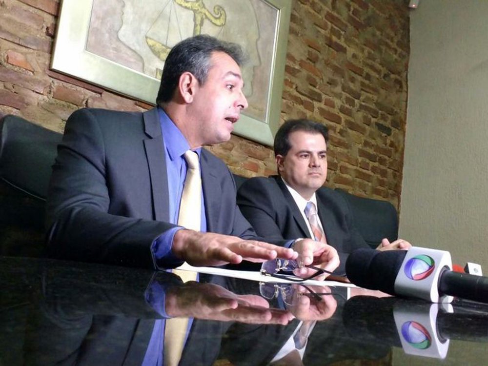 Advogados da coligação “Pra Maceió Voltar a Crescer”, que tem como candidato Cícero Almeida (PMDB), denunciaram a prefeitura de Maceió por ter contratado servidores de maneira irregular; o setor jurídico da coligação já deu entrada, na Justiça Eleitoral, numa ação que trata da suposta contratação de 84 servidores temporários para a Educação e Assistência Social (Foto: Voney Malta) Advogados da coligação “Pra Maceió Voltar a Crescer”, que tem como candidato Cícero Almeida (PMDB), denunciaram a prefeitura de Maceió por ter contratado servidores de maneira irregular; o setor jurídico da coligação já deu entrada, na Justiça Eleitoral, numa ação que trata da suposta contratação de 84 servidores temporários para a Educação e Assistência Social