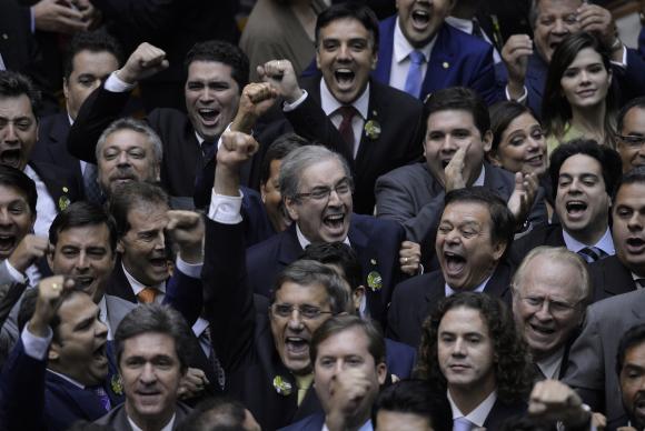 Nos aproximamos do segundo turno. A Lava Jato precisa oferecer uma nova série de espetáculos que possam prejudicar o PT. Antes disso, porém, ela precisava resolver o seu problema de imagem, maculado pelas críticas a ela feitas em veículos de grande porte, como a Folha (Foto: Miguel do Rosário) Nos aproximamos do segundo turno. A Lava Jato precisa oferecer uma nova série de espetáculos que possam prejudicar o PT. Antes disso, porém, ela precisava resolver o seu problema de imagem, maculado pelas críticas a ela feitas em veículos de grande porte, como a Folha
