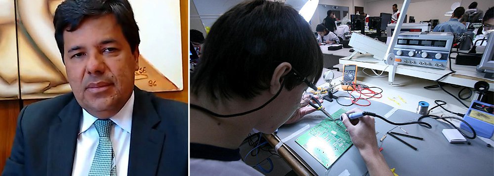 Cerca de 50 mil alunos de 497 escolas particulares, beneficiados pelo Programa Nacional de Acesso ao Ensino Técnico e Emprego (Pronatec), devem ficar sem aulas, em todo o país, a partir desta quarta-feira 15; paralisação é uma resposta aos atrasos nos repasses do programa; instituições também se queixam da falta de diálogo com a gestão do ministro interino da Educação, Mendonça Filho; para Aloizio Mercadante, ministro da Educação no governo Dilma, por uma opção política, a gestão de Mendonça, apesar de ter voltado atrás publicamente, anunciou, na prática, o fim do Pronatec (Foto: Gisele Federicce) Cerca de 50 mil alunos de 497 escolas particulares, beneficiados pelo Programa Nacional de Acesso ao Ensino Técnico e Emprego (Pronatec), devem ficar sem aulas, em todo o país, a partir desta quarta-feira 15; paralisação é uma resposta aos atrasos nos repasses do programa; instituições também se queixam da falta de diálogo com a gestão do ministro interino da Educação, Mendonça Filho; para Aloizio Mercadante, ministro da Educação no governo Dilma, por uma opção política, a gestão de Mendonça, apesar de ter voltado atrás publicamente, anunciou, na prática, o fim do Pronatec