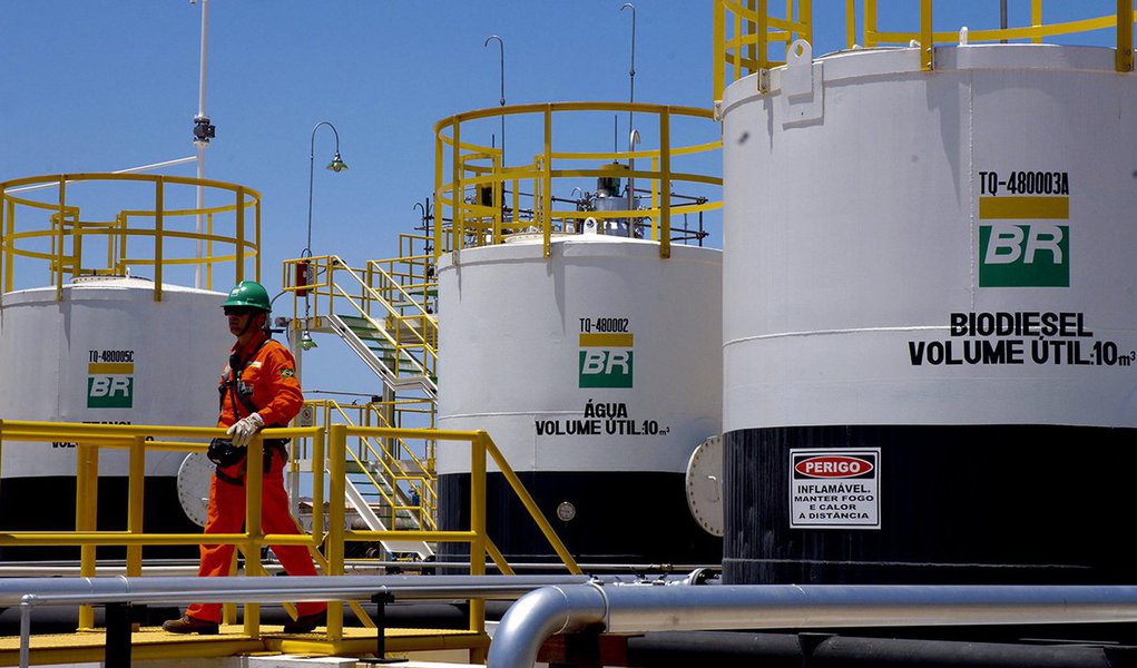 A produção de petróleo e gás da Petrobras, no Brasil e exterior, aumentou 2,5 por cento no terceiro trimestre deste ano ante o mesmo período de 2015, para 2,87 milhões de barris de óleo equivalente (boed), em média, de acordo com dados da estatal. A média do volume produzido no trimestre ficou praticamente igual ao total registrado em setembro, que registrou crescimento de 1,4 por cento ante agosto (Foto: Gisele Federicce) A produção de petróleo e gás da Petrobras, no Brasil e exterior, aumentou 2,5 por cento no terceiro trimestre deste ano ante o mesmo período de 2015, para 2,87 milhões de barris de óleo equivalente (boed), em média, de acordo com dados da estatal. A média do volume produzido no trimestre ficou praticamente igual ao total registrado em setembro, que registrou crescimento de 1,4 por cento ante agosto