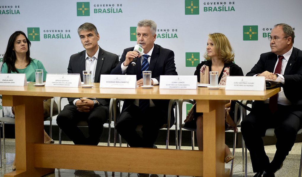 Envolto em grave crise financeira, o governo de Brasília não terá condições de pagar a última parcela do reajuste salarial destinado a 32 categorias de servidores públicos; o aumento, aprovado sem previsão orçamentária na gestão anterior, provocaria um impacto anual de R$ 1,5 bilhão e comprometeria o depósito em dia dos proventos do funcionalismo; segundo o governador Rodrigo Rollemberg, cálculos da equipe econômica apontam que a majoração levaria o Distrito Federal a empenhar, em 2017, média de 49,37% da receita corrente líquida com remuneração; isso levaria o estado a ultrapassar o limite máximo da LRF, que estabelece teto de 49% (Foto: Leonardo Lucena) Envolto em grave crise financeira, o governo de Brasília não terá condições de pagar a última parcela do reajuste salarial destinado a 32 categorias de servidores públicos; o aumento, aprovado sem previsão orçamentária na gestão anterior, provocaria um impacto anual de R$ 1,5 bilhão e comprometeria o depósito em dia dos proventos do funcionalismo; segundo o governador Rodrigo Rollemberg, cálculos da equipe econômica apontam que a majoração levaria o Distrito Federal a empenhar, em 2017, média de 49,37% da receita corrente líquida com remuneração; isso levaria o estado a ultrapassar o limite máximo da LRF, que estabelece teto de 49%