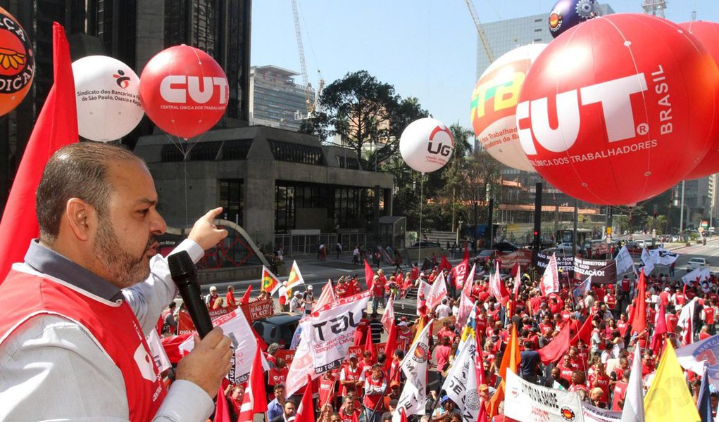 Presidente da Central Única dos Trabalhadores (CUT), Vagner Freitas, disse defedeu que os movimentos sociais, como as frentes Brasil Popular e Povo Sem Medo, se unam para fazer uma frente de resistência ao golpe e fortalecer a esquerda visando as eleições presidenciais de 2018; "Vamos continuar defendo as 'Diretas Já', mas, se não for possível, precisamos ter uma coalizão de forças progressistas em 2018 para que o Brasil não fique à mercê dos golpistas"; ele também disse que a aprovação da PEC 241, que limita os gastos públicos pelos próximos 20 anos, tem como objetivo "acabar com a democracia, com os direitos civis, com os sindicatos, com os partidos de esquerda" (Foto: Paulo Emílio) Presidente da Central Única dos Trabalhadores (CUT), Vagner Freitas, disse defedeu que os movimentos sociais, como as frentes Brasil Popular e Povo Sem Medo, se unam para fazer uma frente de resistência ao golpe e fortalecer a esquerda visando as eleições presidenciais de 2018; "Vamos continuar defendo as 'Diretas Já', mas, se não for possível, precisamos ter uma coalizão de forças progressistas em 2018 para que o Brasil não fique à mercê dos golpistas"; ele também disse que a aprovação da PEC 241, que limita os gastos públicos pelos próximos 20 anos, tem como objetivo "acabar com a democracia, com os direitos civis, com os sindicatos, com os partidos de esquerda"