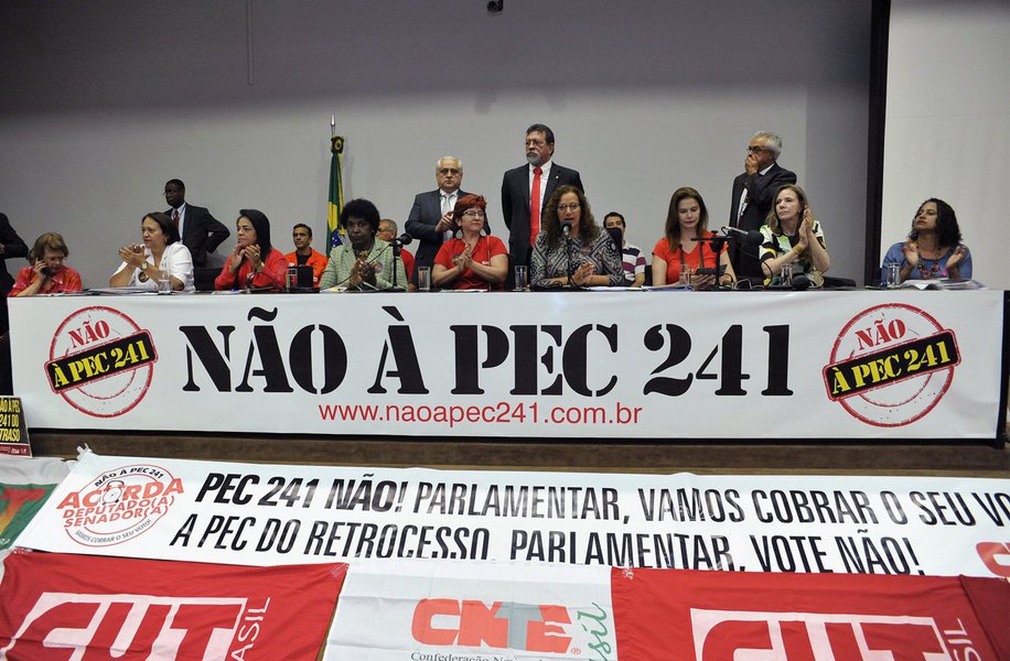 "Na verdade o que o novo regime propõe fazer é retirar da sociedade e do parlamento a prerrogativa de moldar o tamanho do orçamento público, que passará a ser definido por uma variável econômica (a taxa de inflação). Impõe-se uma política de redução do gasto pelo período de duas décadas e a participação democrática no processo orçamentário fica reduzida a meramente delimitar quais gastos e programas serão mais ou menos contidos”, diz trecho do documento; leia a íntegra (Foto: Gisele Federicce) "Na verdade o que o novo regime propõe fazer é retirar da sociedade e do parlamento a prerrogativa de moldar o tamanho do orçamento público, que passará a ser definido por uma variável econômica (a taxa de inflação). Impõe-se uma política de redução do gasto pelo período de duas décadas e a participação democrática no processo orçamentário fica reduzida a meramente delimitar quais gastos e programas serão mais ou menos contidos”, diz trecho do documento; leia a íntegra