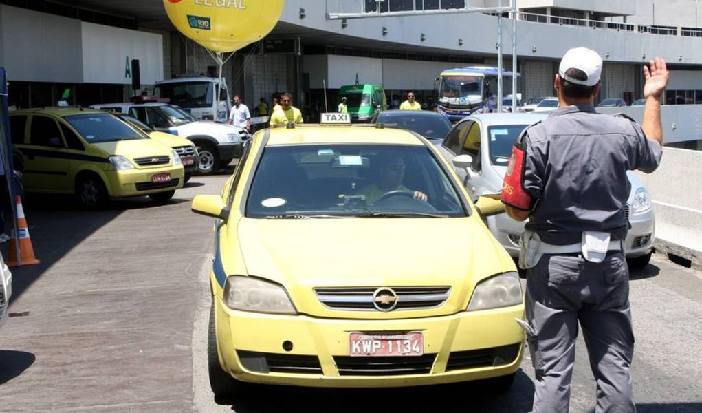 O MP-RJ denunciou à Justiça 49 taxistas irregulares suspeitos de ameaçar taxistas legalizados no Aeroporto Internacional Tom Jobim/Galeão; segundo o MP, o grupo atua no desembarque dos dois terminais desde 2014, lucrando com atividades irregulares e ameaçando motoristas e funcionários do aeroporto; eles estão sendo denunciados pelos crimes de lesão corporal, injúria, constrangimento ilegal, ameaça, dano, estelionato, adulteração de sinal identificador de veículo, entre outros (Foto: Leonardo Lucena) O MP-RJ denunciou à Justiça 49 taxistas irregulares suspeitos de ameaçar taxistas legalizados no Aeroporto Internacional Tom Jobim/Galeão; segundo o MP, o grupo atua no desembarque dos dois terminais desde 2014, lucrando com atividades irregulares e ameaçando motoristas e funcionários do aeroporto; eles estão sendo denunciados pelos crimes de lesão corporal, injúria, constrangimento ilegal, ameaça, dano, estelionato, adulteração de sinal identificador de veículo, entre outros