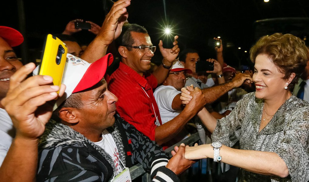 A presidente eleita, Dilma Rousseff, deve desembarcar em São Luís ainda na próxima quinta-feira (28), para participar da abertura da Feira da Reforma Agrária (MST), na Praça Maria Aragão; a expectativa também fica pelo provável comentário por parte da petista sobre a tentativa de golpe que vem sofrendo e fez o seu ex-vice Michel Temer chegar ao Palácio do Planalto; veículos internacional como o NYT, El País, The Economist e Spiegel já denunciaram o golpe contra a presidente, além de nomes importantes do trabalhismo britânico e congressistas americanos (Foto: Leonardo Lucena) A presidente eleita, Dilma Rousseff, deve desembarcar em São Luís ainda na próxima quinta-feira (28), para participar da abertura da Feira da Reforma Agrária (MST), na Praça Maria Aragão; a expectativa também fica pelo provável comentário por parte da petista sobre a tentativa de golpe que vem sofrendo e fez o seu ex-vice Michel Temer chegar ao Palácio do Planalto; veículos internacional como o NYT, El País, The Economist e Spiegel já denunciaram o golpe contra a presidente, além de nomes importantes do trabalhismo britânico e congressistas americanos