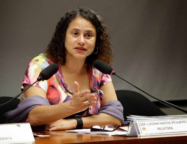 "A luta pela convocação de um plebiscito por eleições diretas para presidente é de grande importância no atual cenário brasileiro em que o impasse político se aprofundou e o povo se vê sob graves ameaças e retrocessos", diz trecho do documento do partido, presidido por Luciana Santos (Foto: Gisele Federicce) "A luta pela convocação de um plebiscito por eleições diretas para presidente é de grande importância no atual cenário brasileiro em que o impasse político se aprofundou e o povo se vê sob graves ameaças e retrocessos", diz trecho do documento do partido, presidido por Luciana Santos